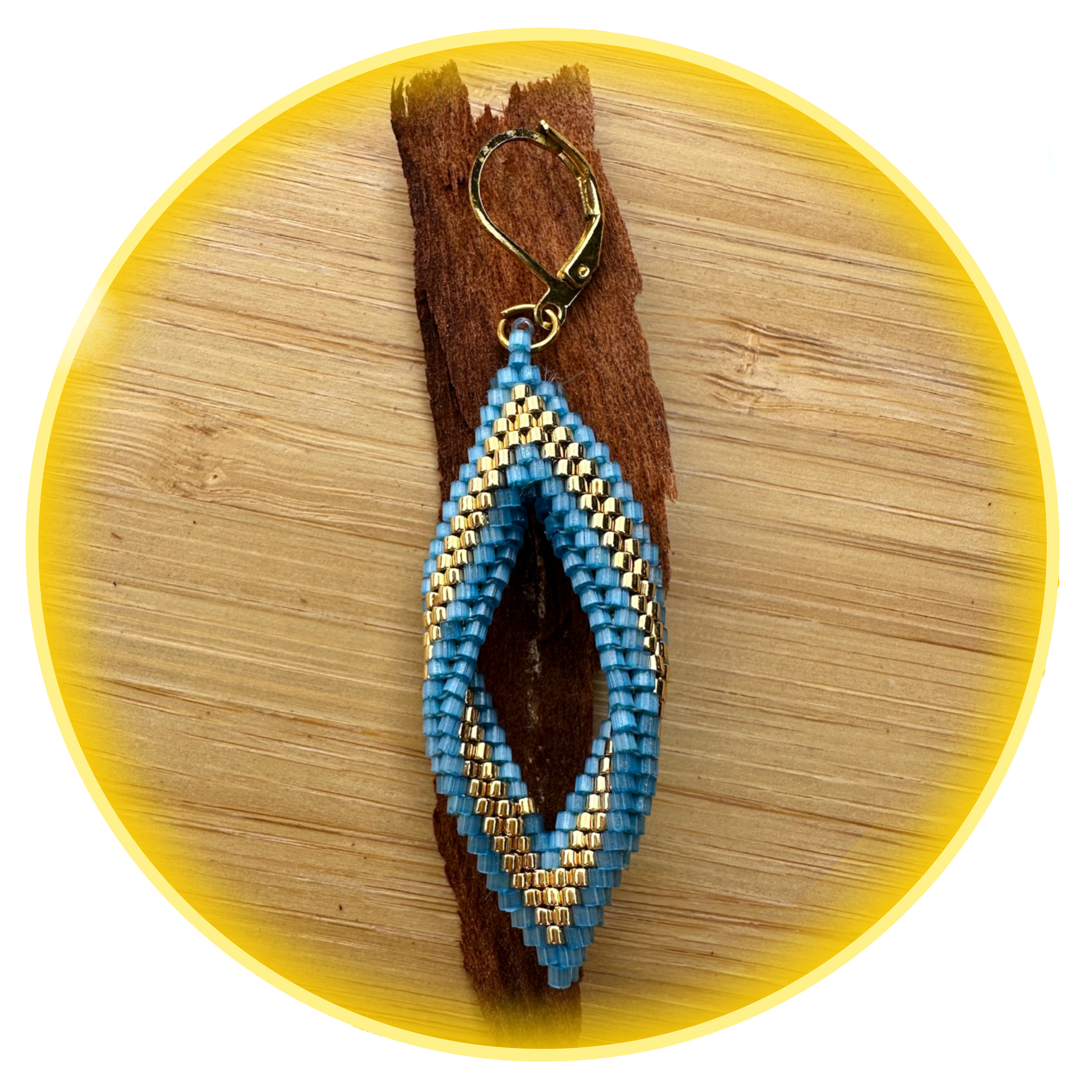 002 světle modrá se zlatým středem