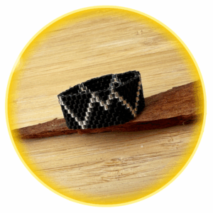 003 černý lesklý a stříbrná linka