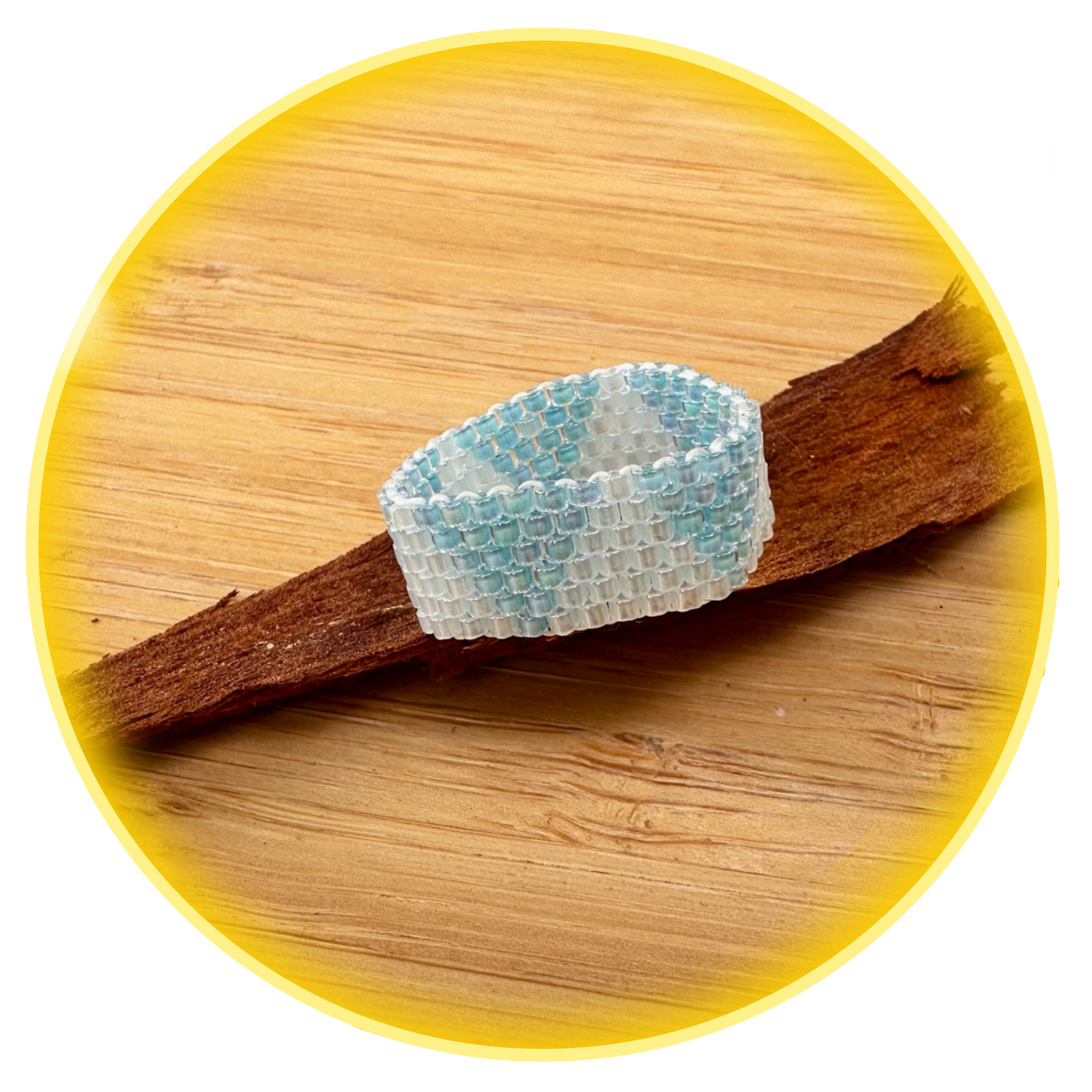 012 bílo-modré pyramidy