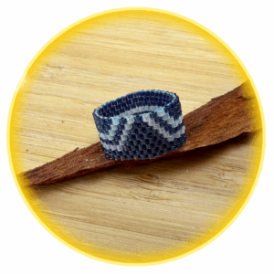 013 tmavě modrý se světlými linkami