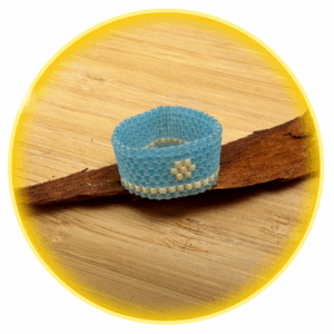 016 světle modrý matný s kytičkou a linkou