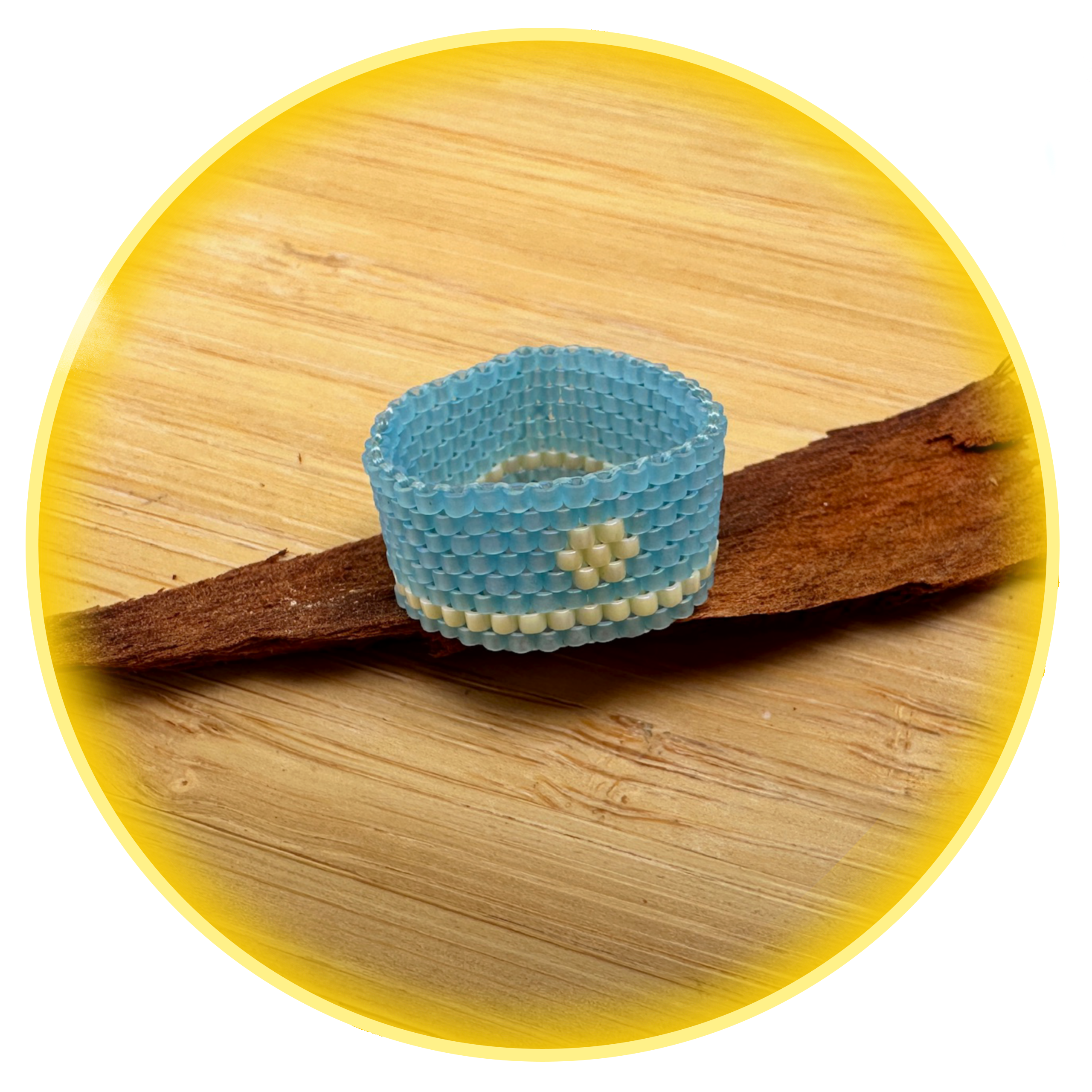 016 světle modrý matný s kytičkou a linkou