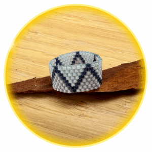 017 fialovo modré pyramidy s tmavou linkou