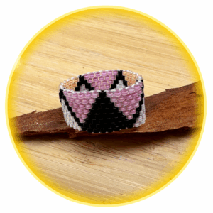 019 barevný s černou pyramidou a linkou