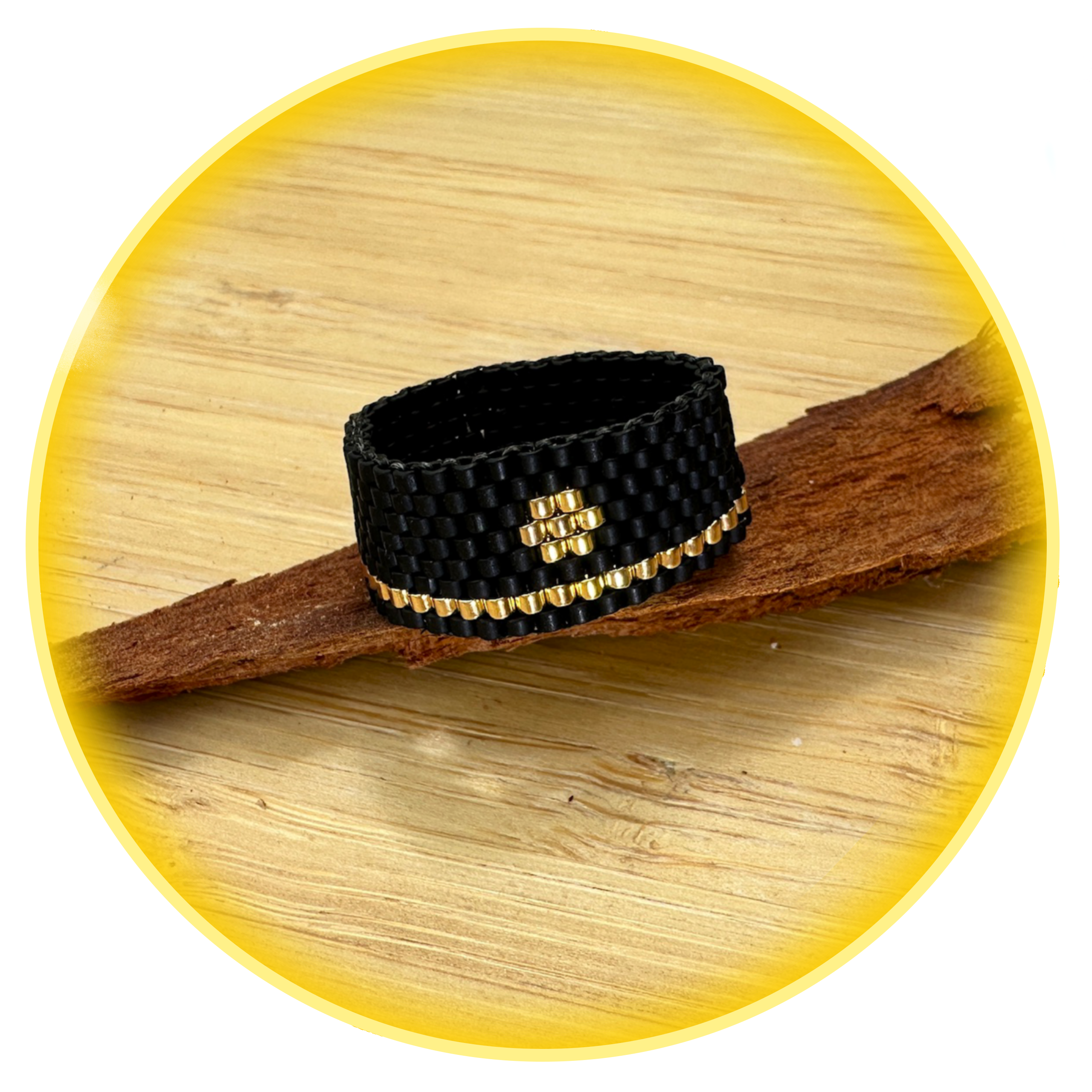 025 matná černá se zlatou kytičkou a linkou