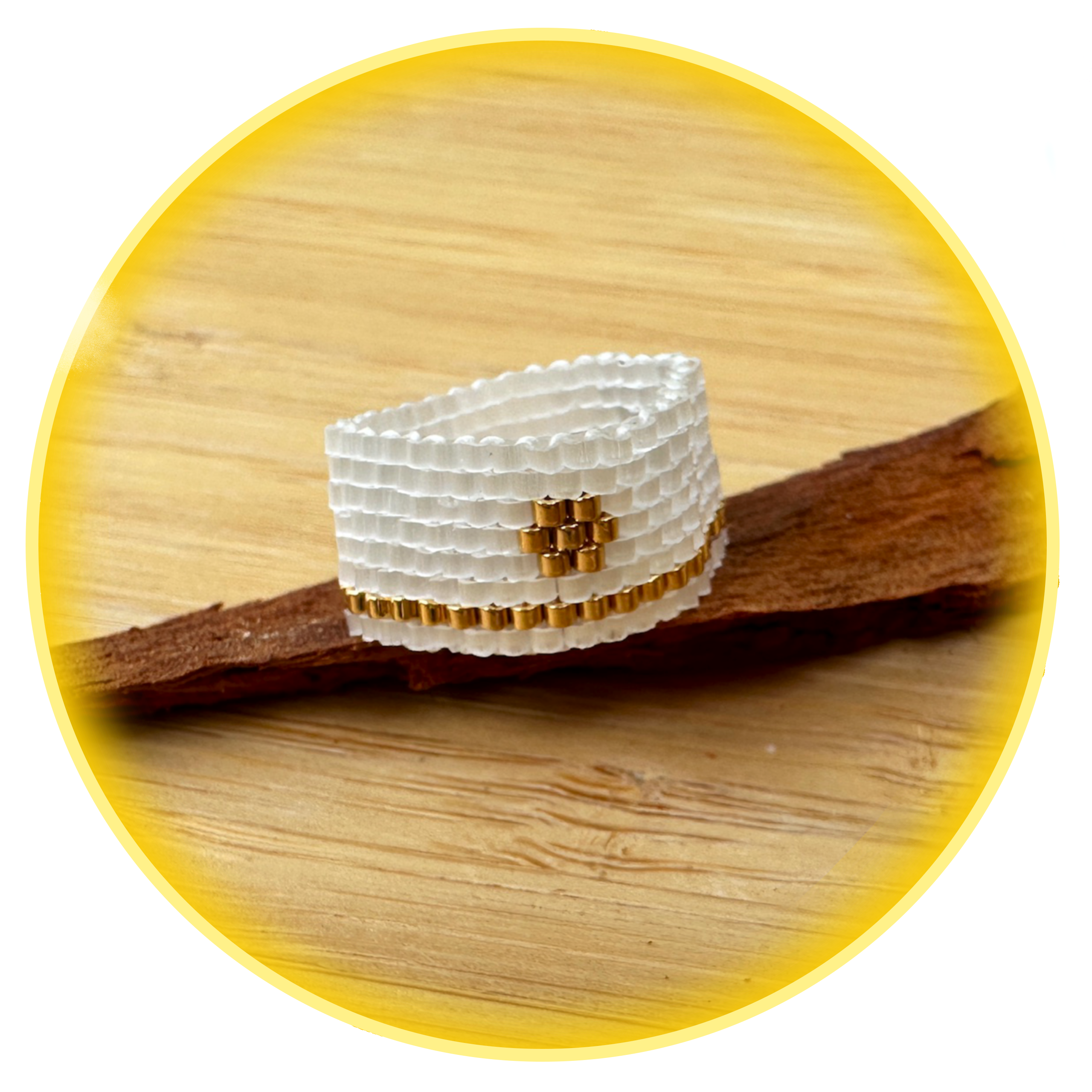 047 bílý se zlatou kytičkou a linkou