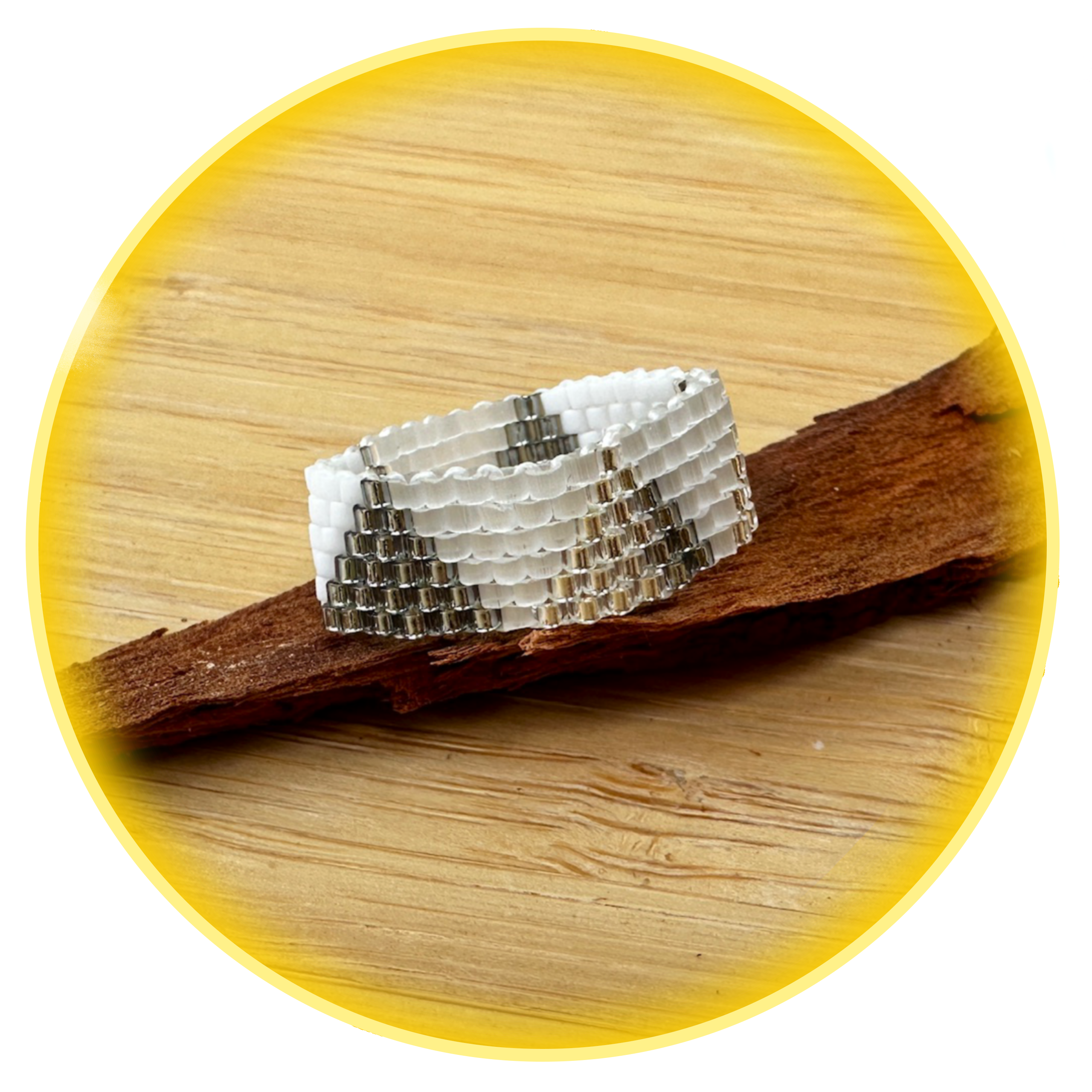 048 šedé, stříbrné a bílé pyramidy