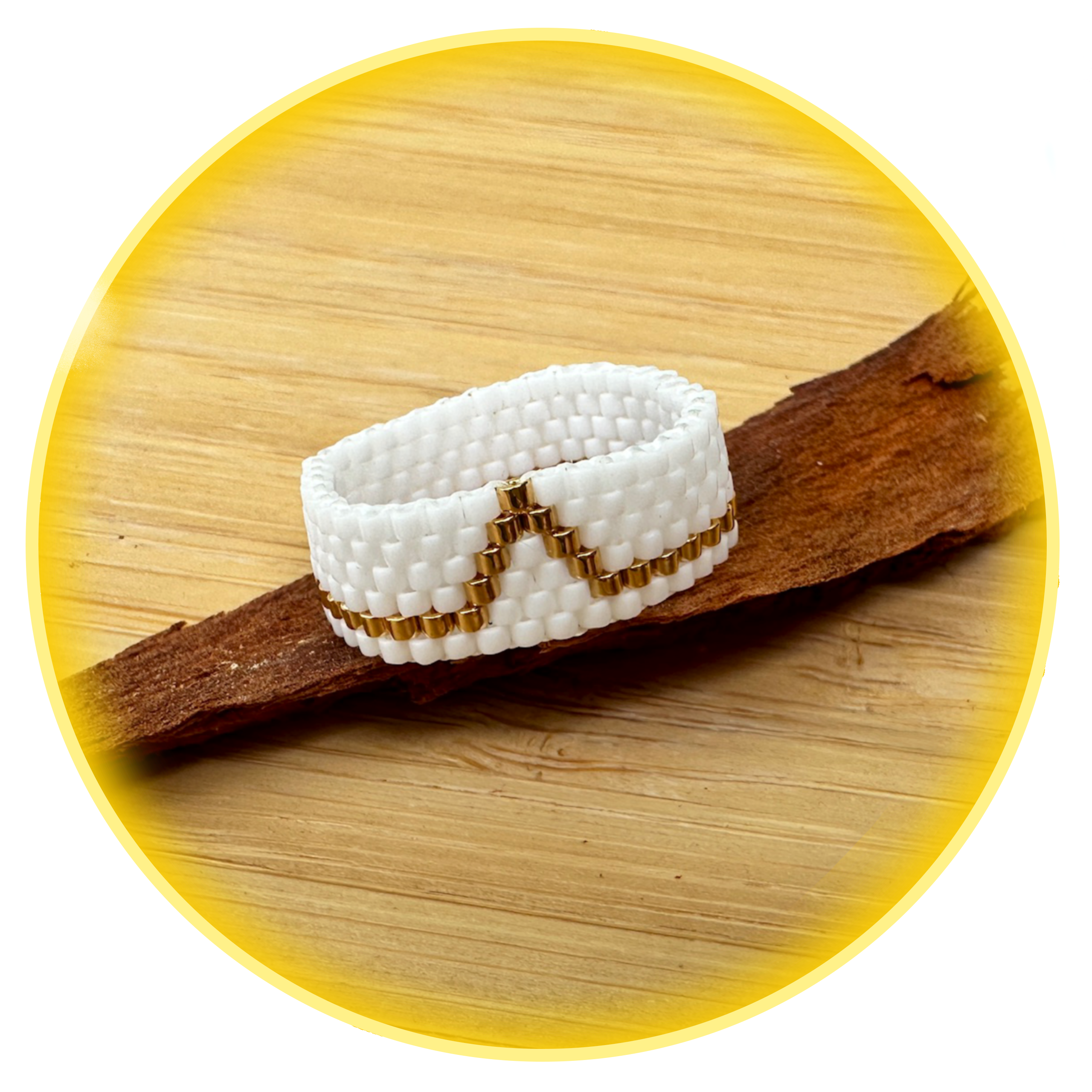 051 bílý se zlatou linkou