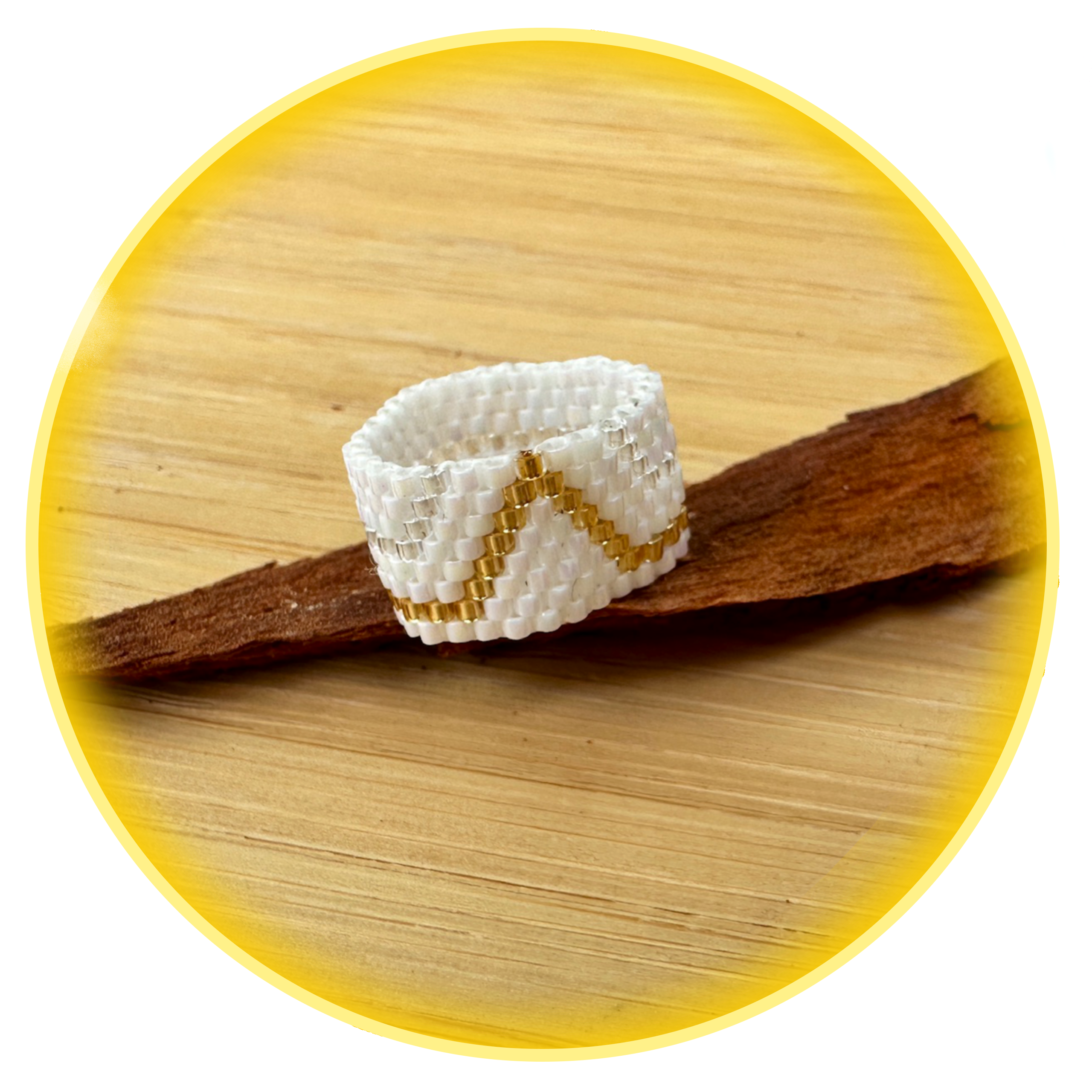 052 perleťový se zlatou a průhlednou linkou