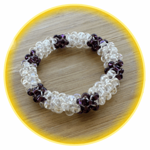 056 hodná gumička perleťovo fialová