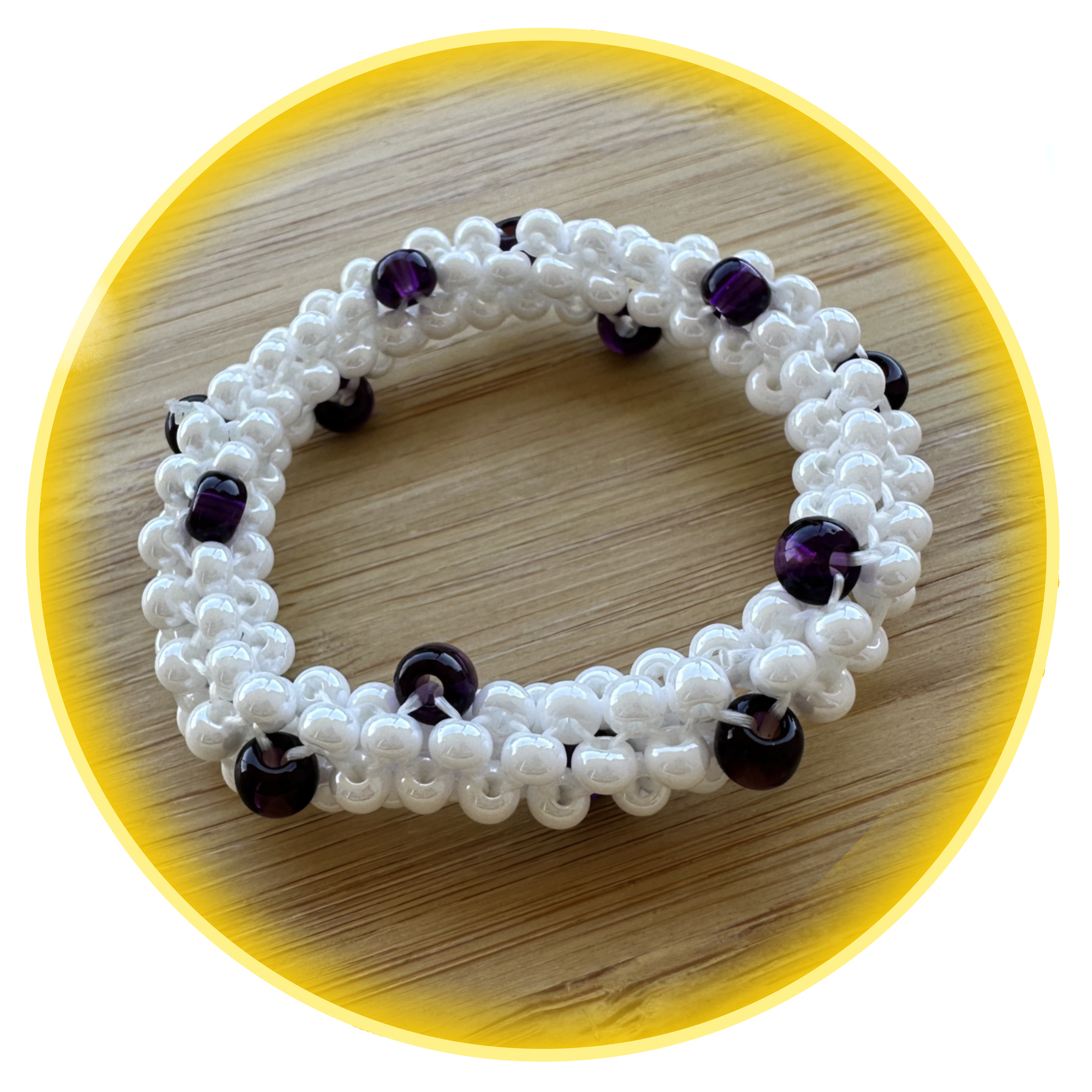 057 hodná gumička bílá s fialovou